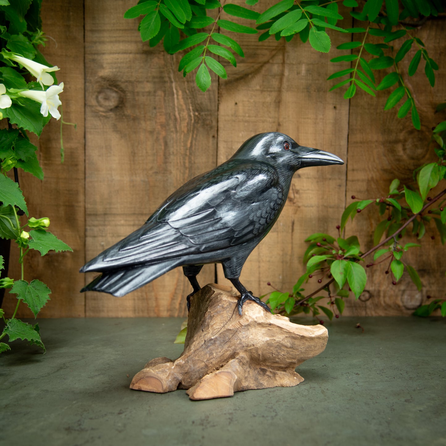 Sculpture en bois de corbeau, peinte à la main