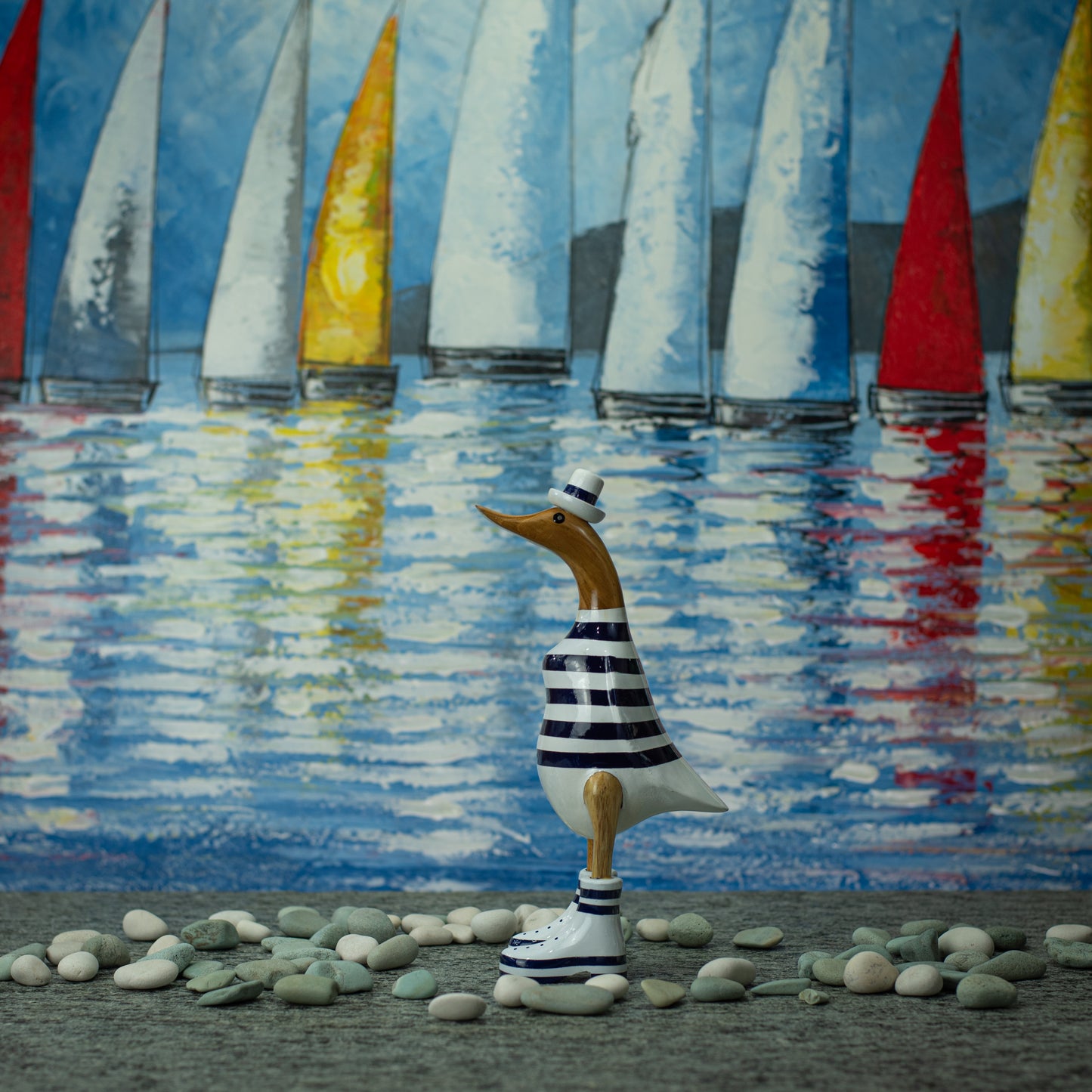Sculpture en bois peinte à la main représentant un canard portant une chemise et un chapeau à rayures bleues