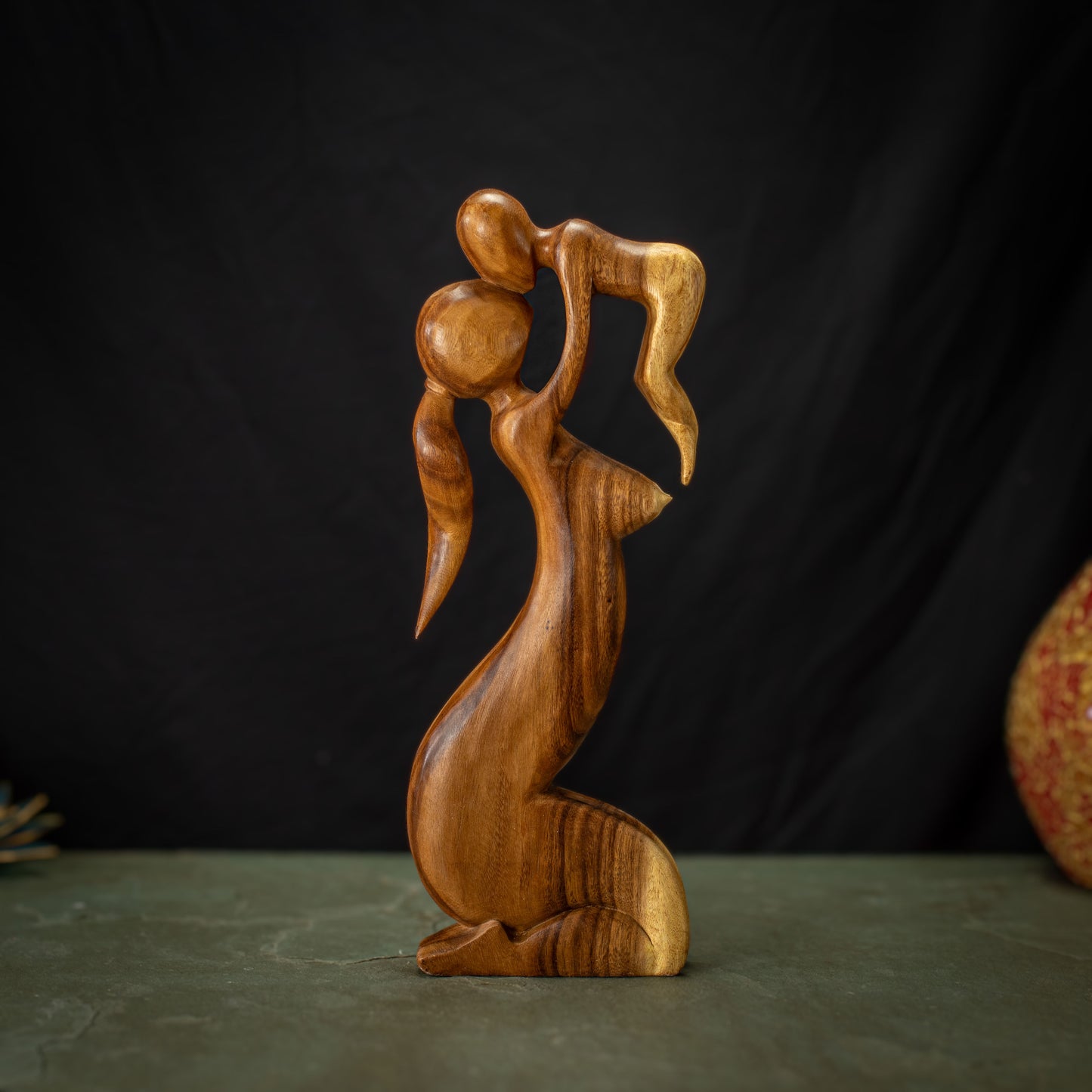 Hand Carved Wooden Mom/Bébé Sculpture