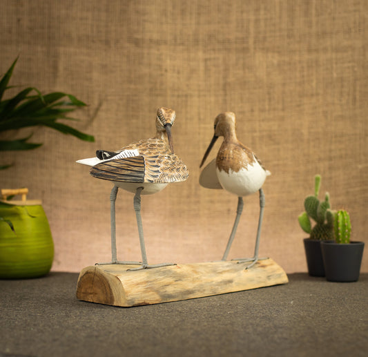 Sculpture en bois peinte à la main représentant une paire de bécasseaux courlis