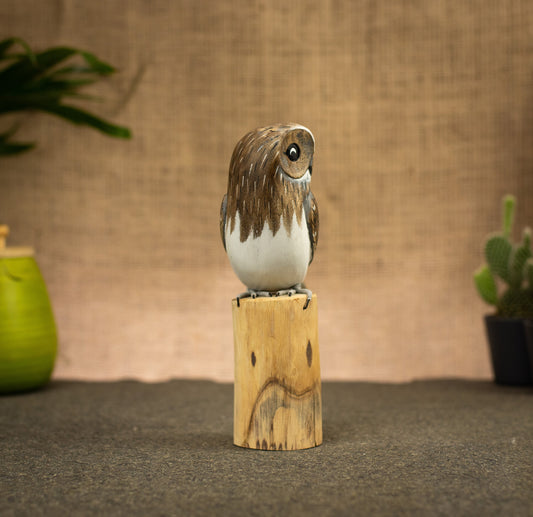 Sculpture en bois peinte à la main d’une chouette effraie
