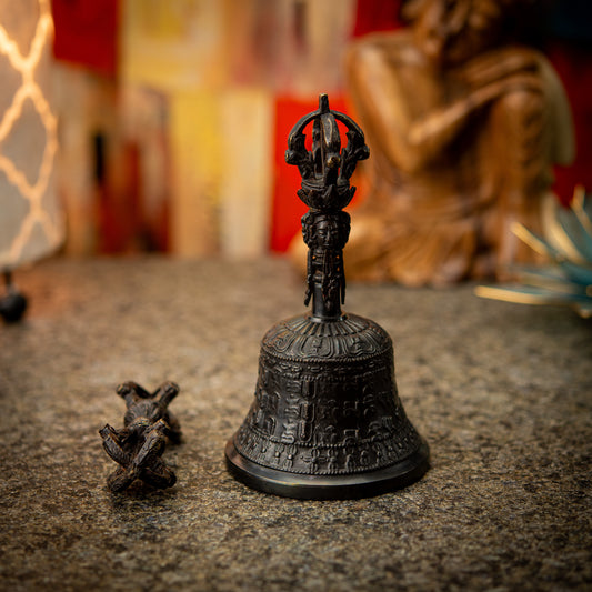 Ensemble cloche de méditation bouddhiste et vajra en relief noir