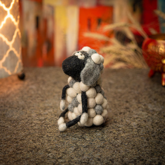 Marionnette/ Chauffe-oeuf Mouton en feutre fait main
