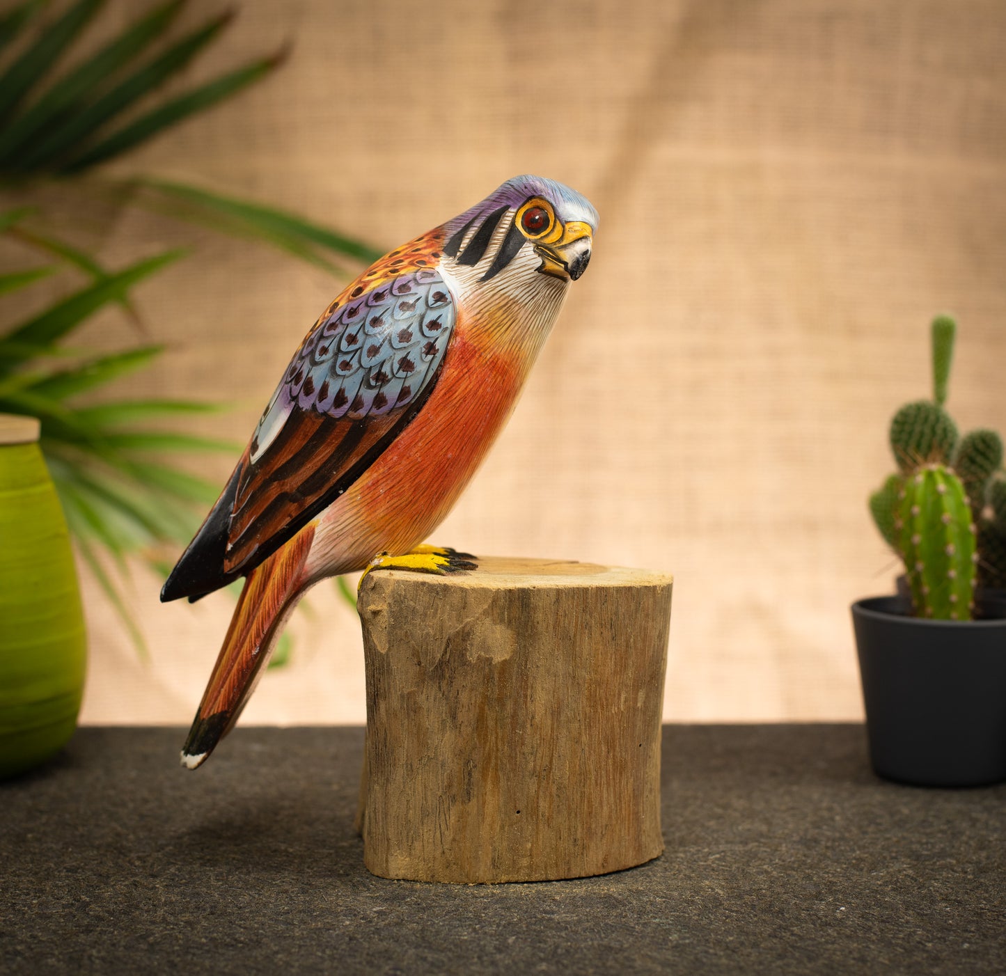 Sculpture en bois peinte à la main d’un crécerelle d’Amérique