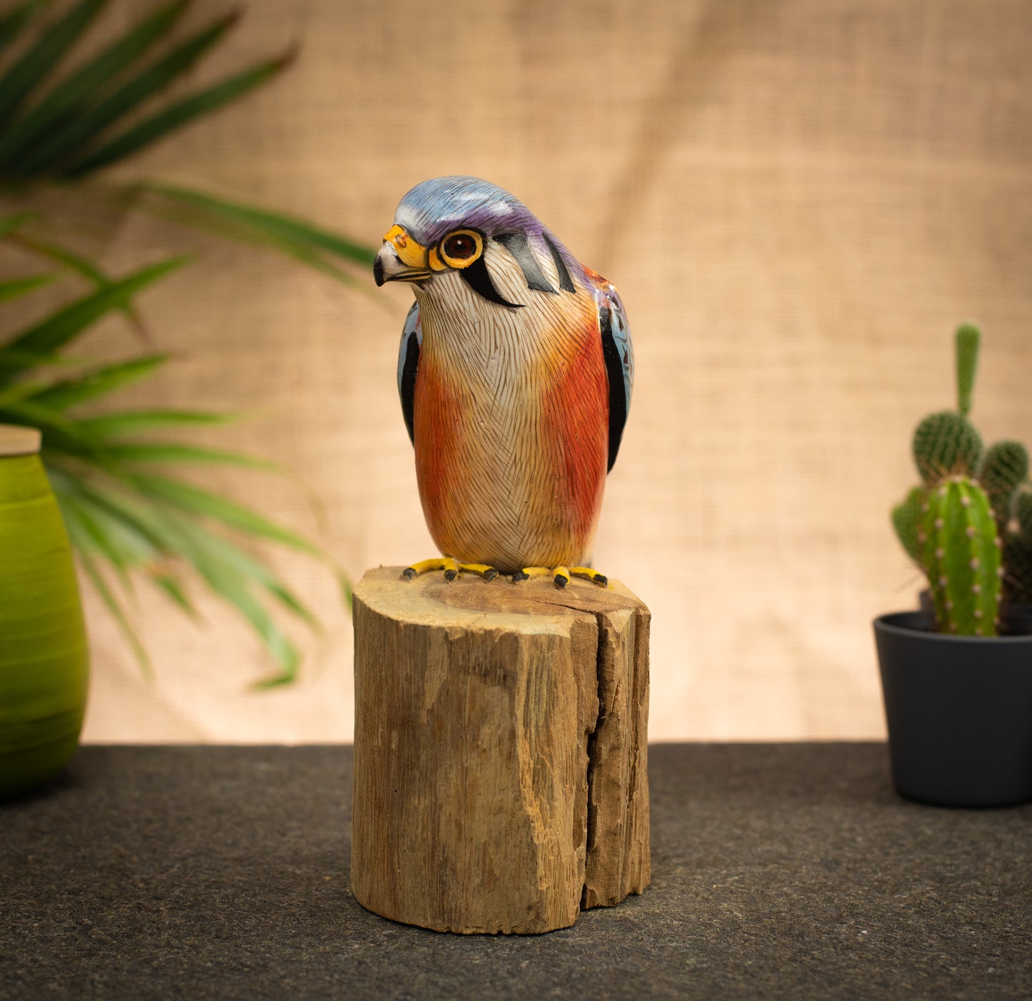 Sculpture en bois peinte à la main d’un crécerelle d’Amérique
