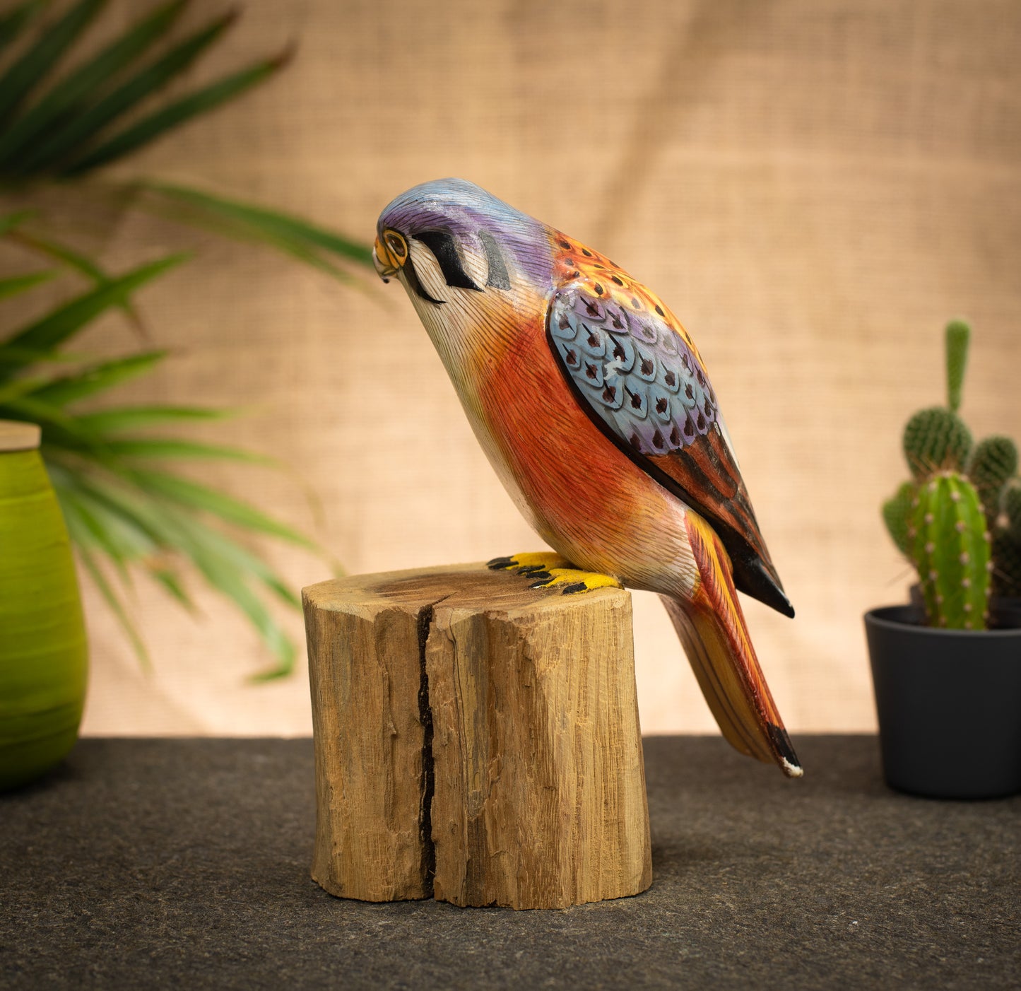 Sculpture en bois peinte à la main d’un crécerelle d’Amérique
