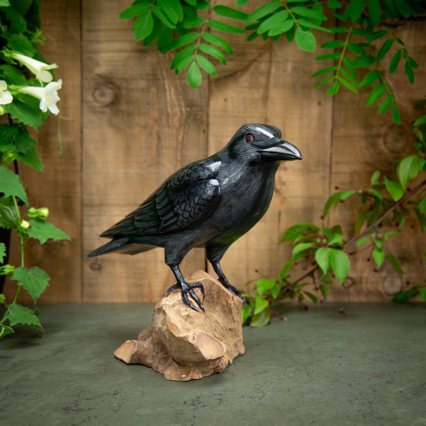 Sculpture en bois de corbeau, peinte à la main