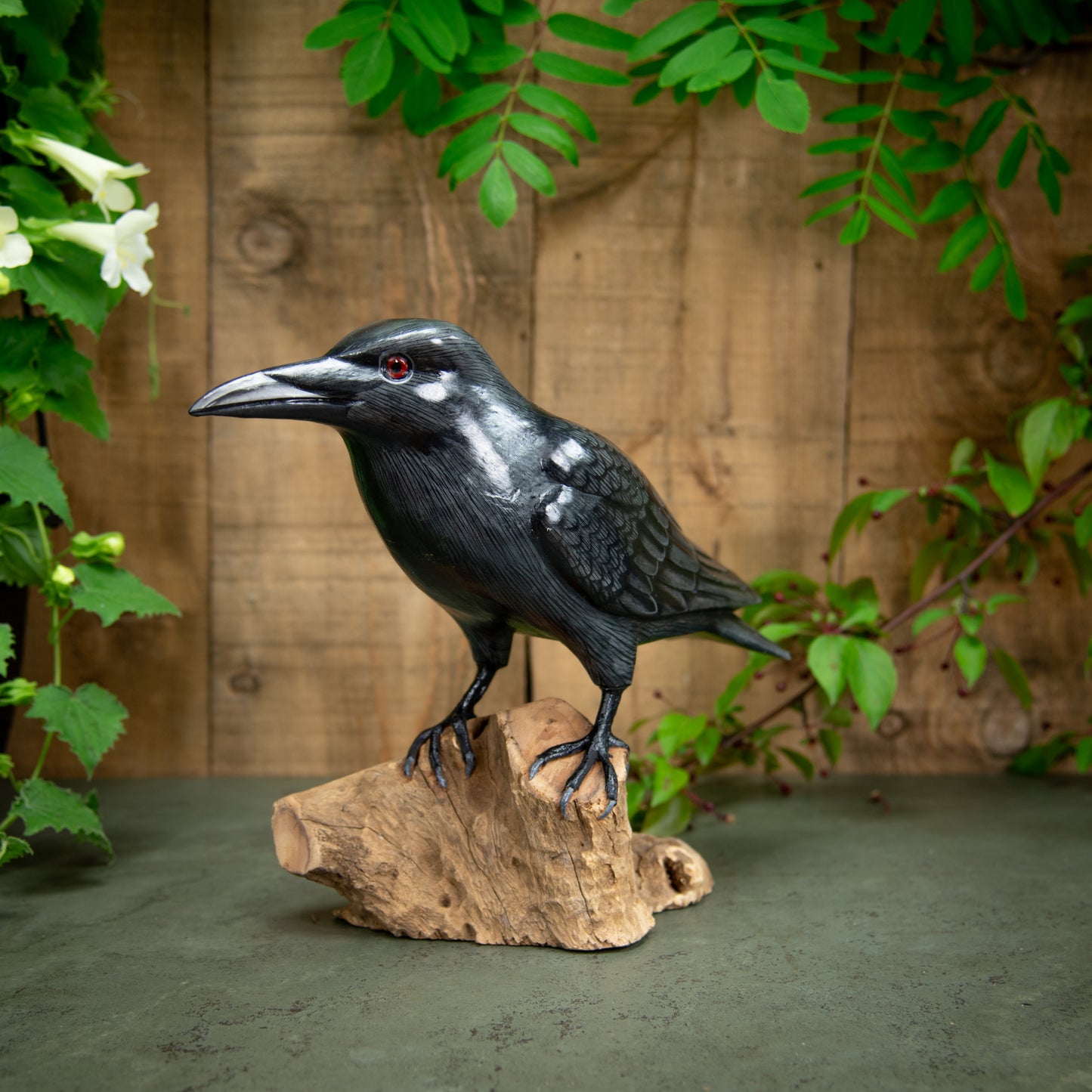 Sculpture en bois de corbeau, peinte à la main