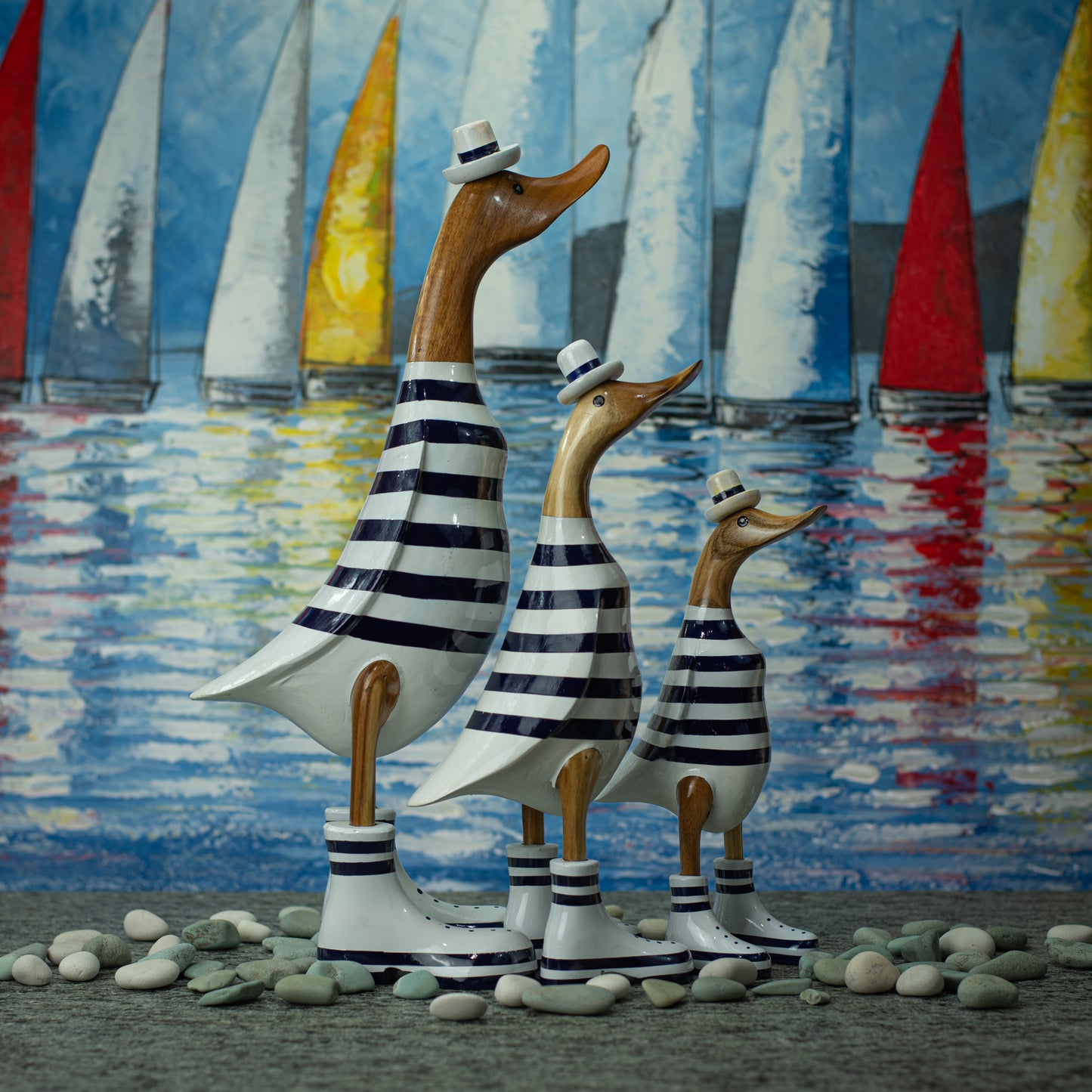 Sculpture en bois peinte à la main représentant un canard portant une chemise et un chapeau à rayures bleues