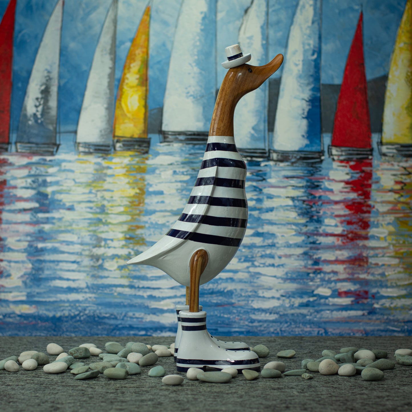 Sculpture en bois peinte à la main représentant un canard portant une chemise et un chapeau à rayures bleues