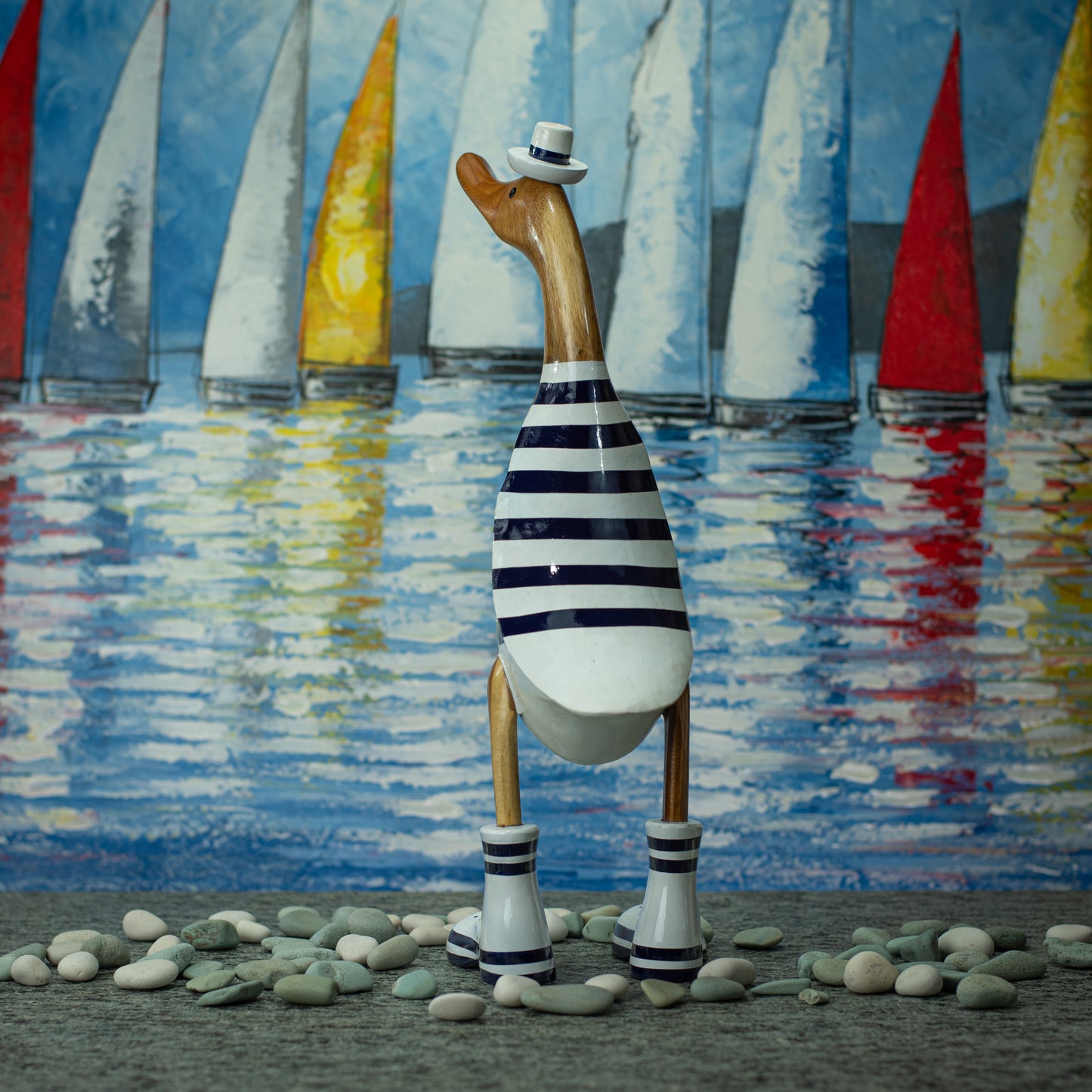 Sculpture en bois peinte à la main représentant un canard portant une chemise et un chapeau à rayures bleues