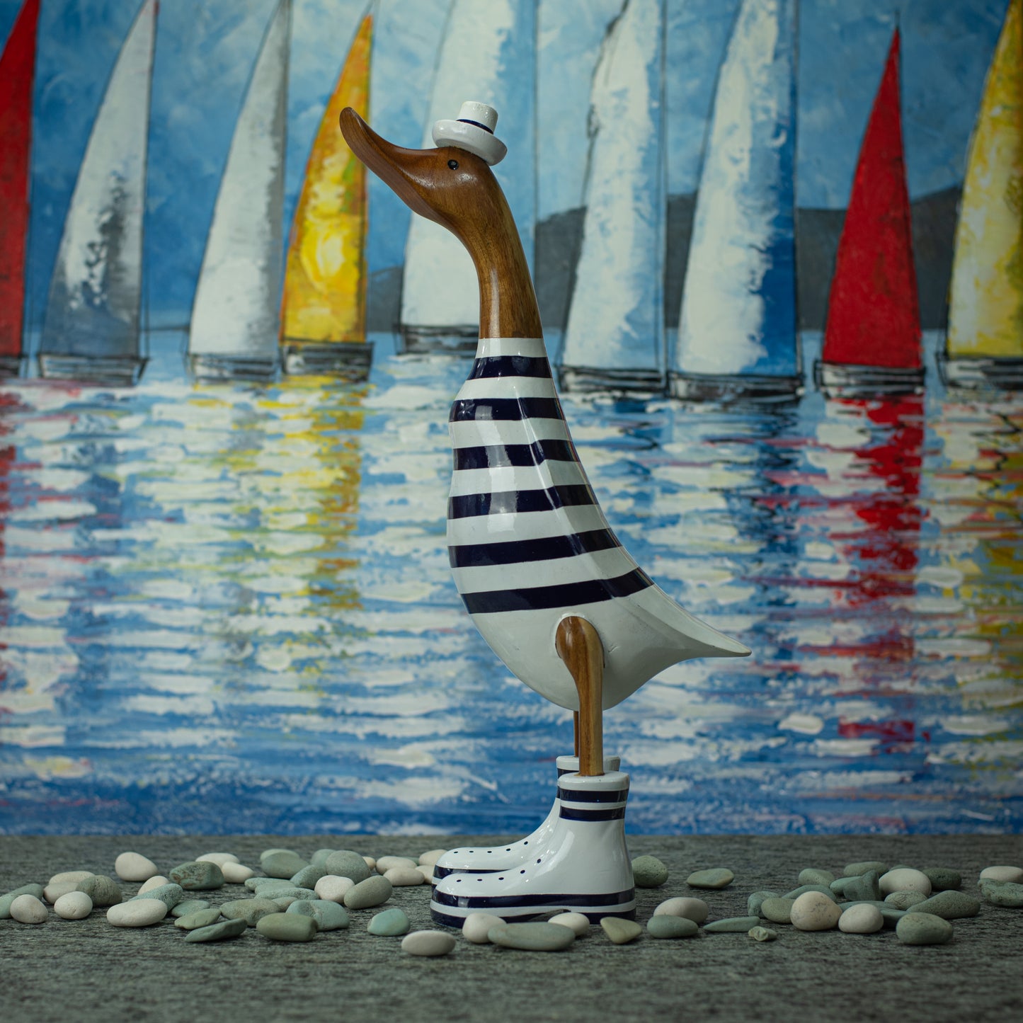 Sculpture en bois peinte à la main représentant un canard portant une chemise et un chapeau à rayures bleues