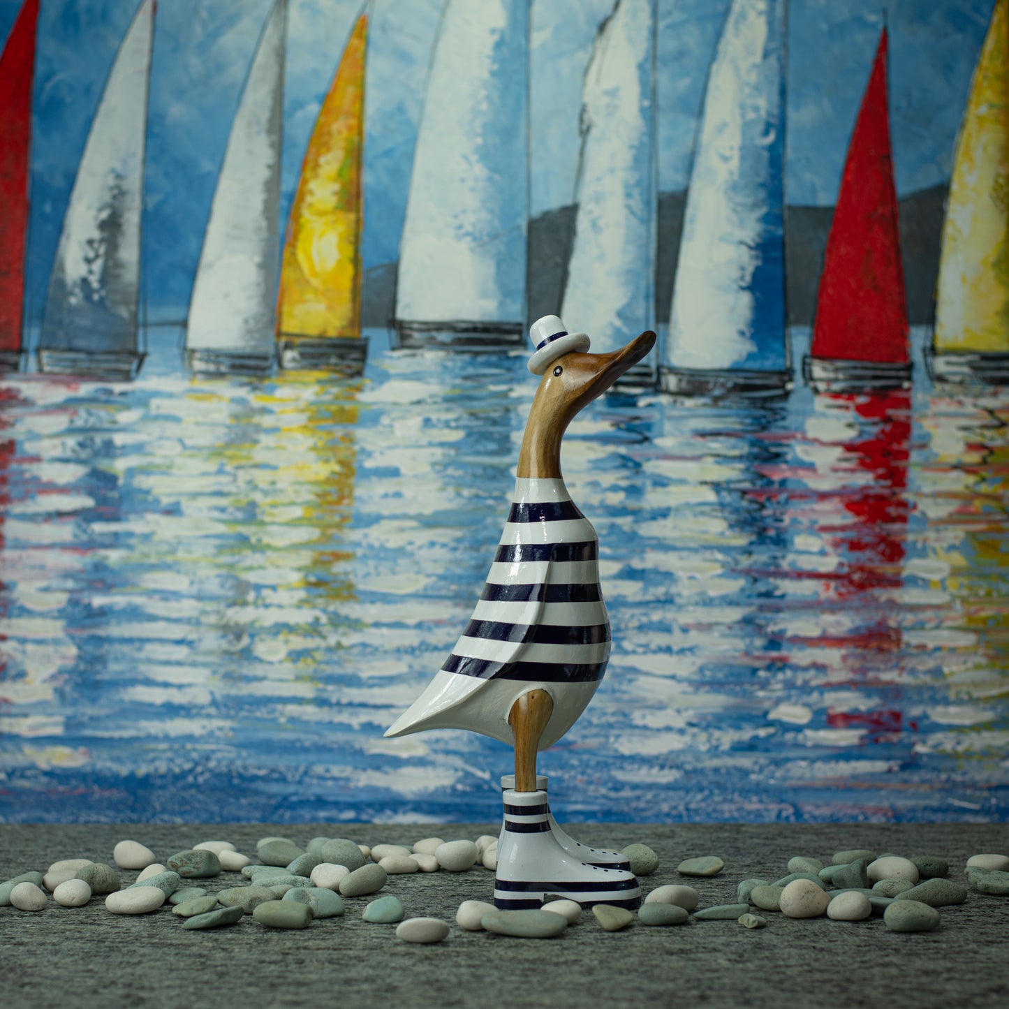 Sculpture en bois peinte à la main représentant un canard portant une chemise et un chapeau à rayures bleues