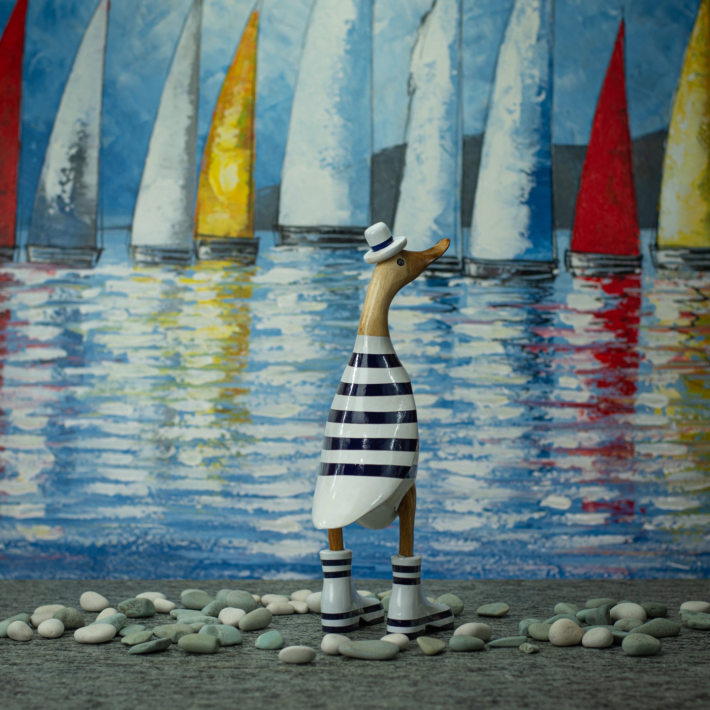 Sculpture en bois peinte à la main représentant un canard portant une chemise et un chapeau à rayures bleues