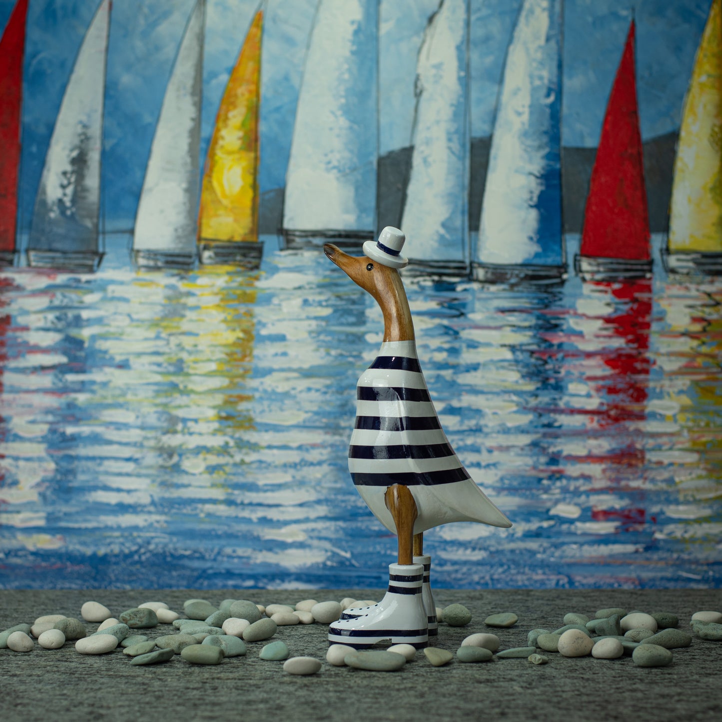 Sculpture en bois peinte à la main représentant un canard portant une chemise et un chapeau à rayures bleues