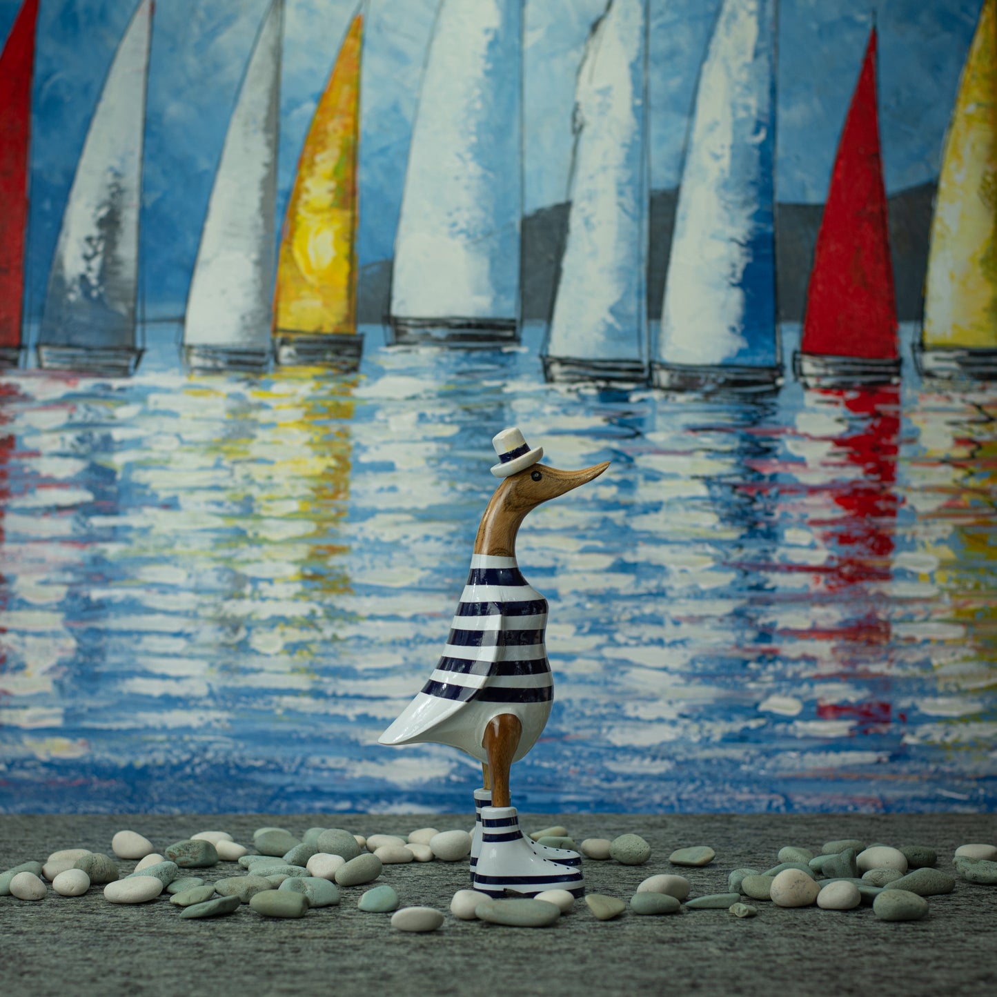 Sculpture en bois peinte à la main représentant un canard portant une chemise et un chapeau à rayures bleues