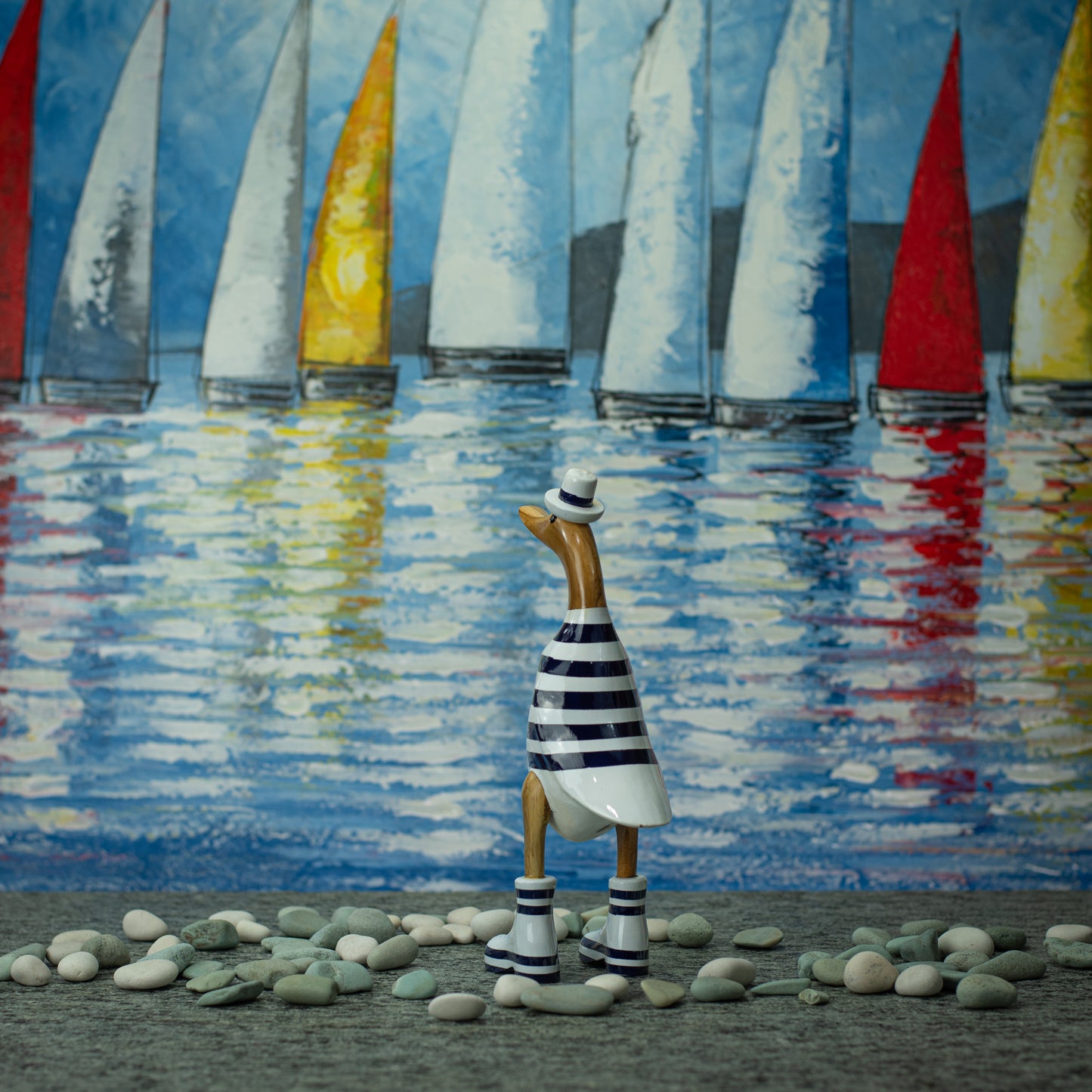 Sculpture en bois peinte à la main représentant un canard portant une chemise et un chapeau à rayures bleues