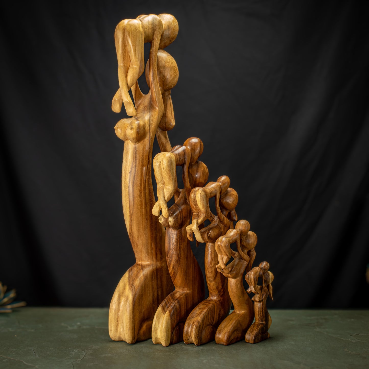 Hand Carved Wooden Mom/Bébé Sculpture