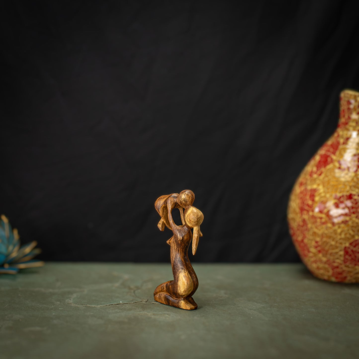 Hand Carved Wooden Mom/Bébé Sculpture