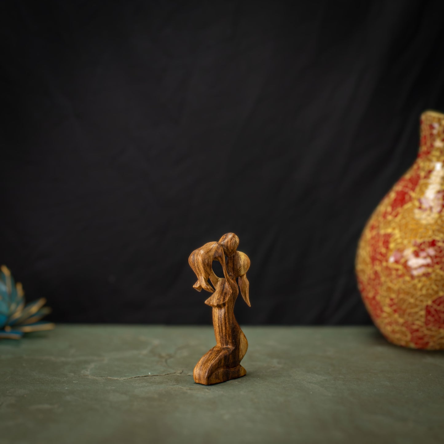 Hand Carved Wooden Mom/Bébé Sculpture