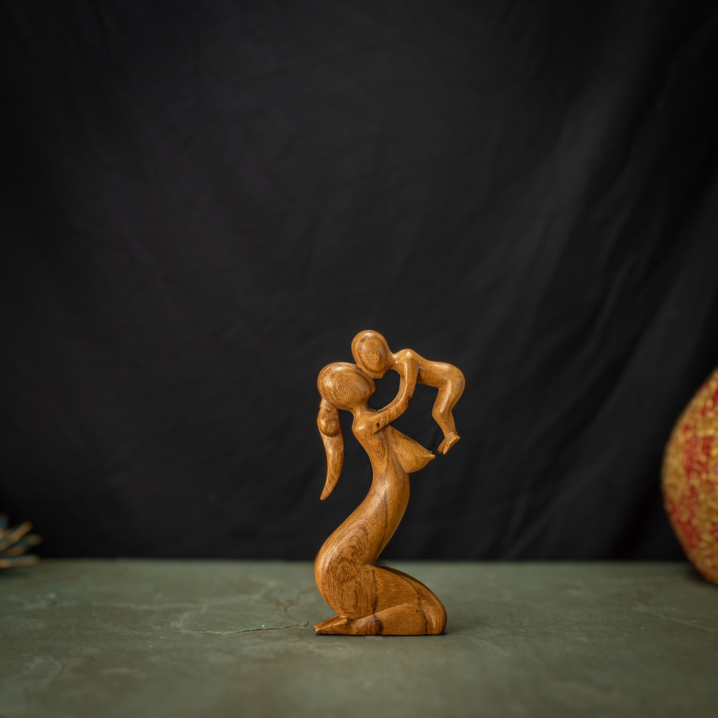 Hand Carved Wooden Mom/Bébé Sculpture