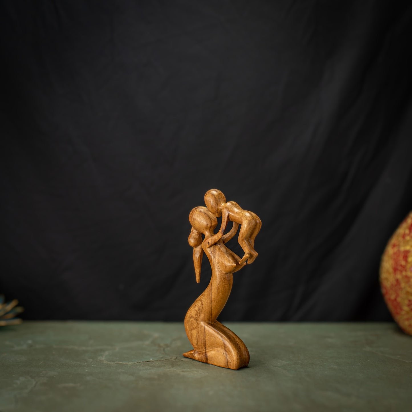 Hand Carved Wooden Mom/Bébé Sculpture