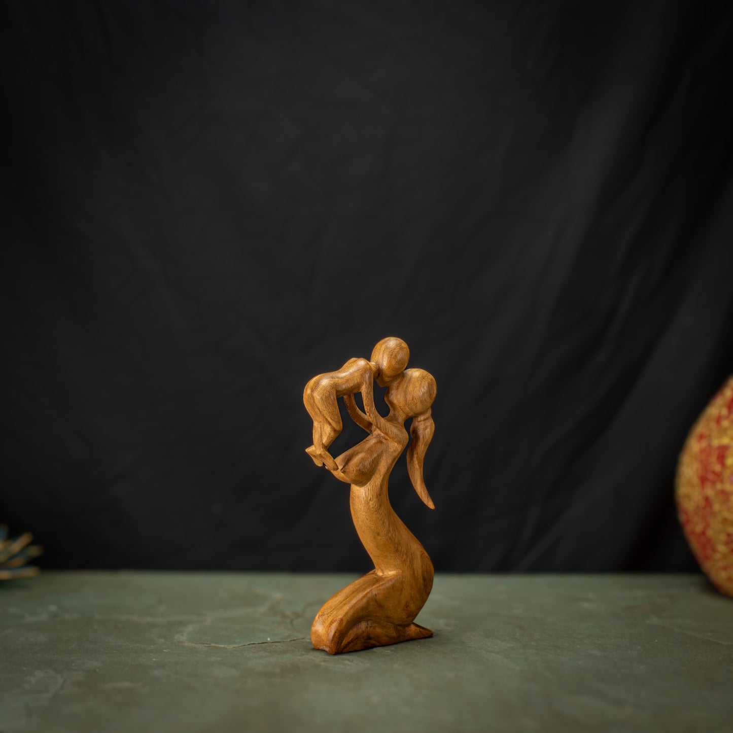Hand Carved Wooden Mom/Bébé Sculpture