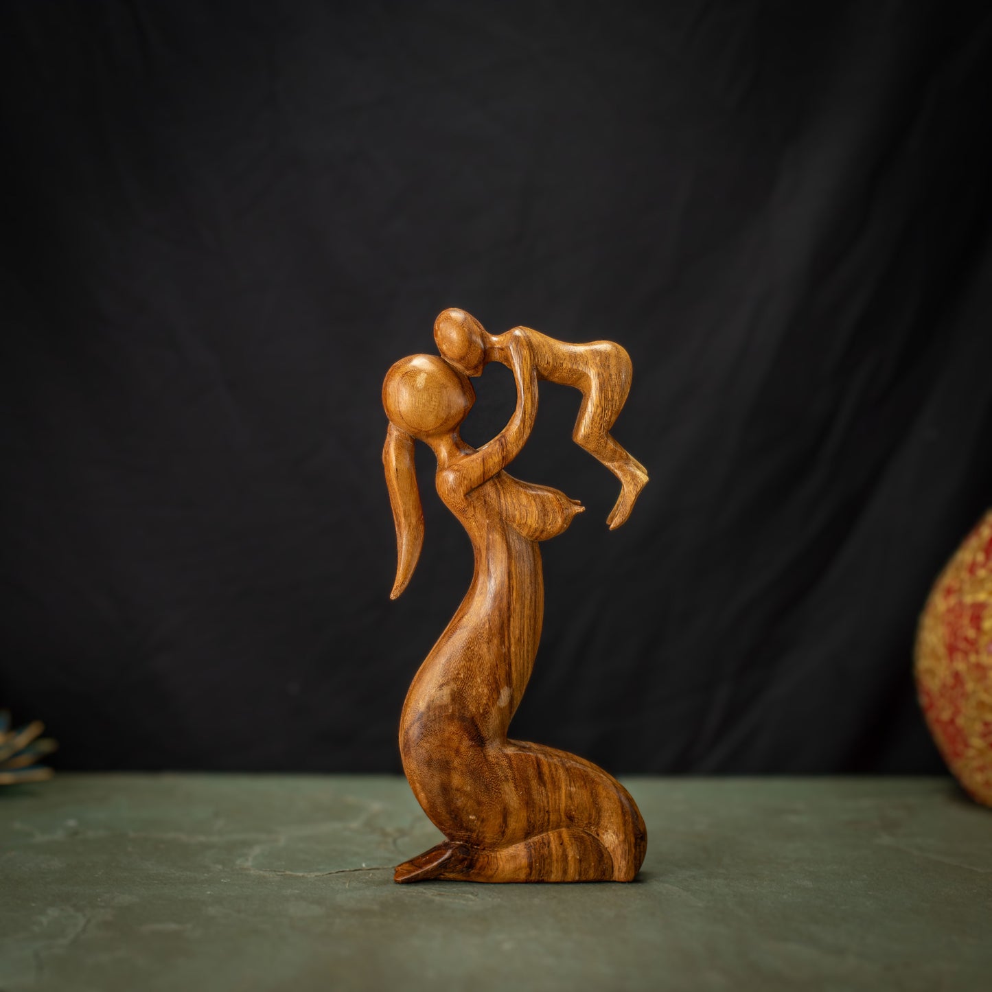 Hand Carved Wooden Mom/Bébé Sculpture