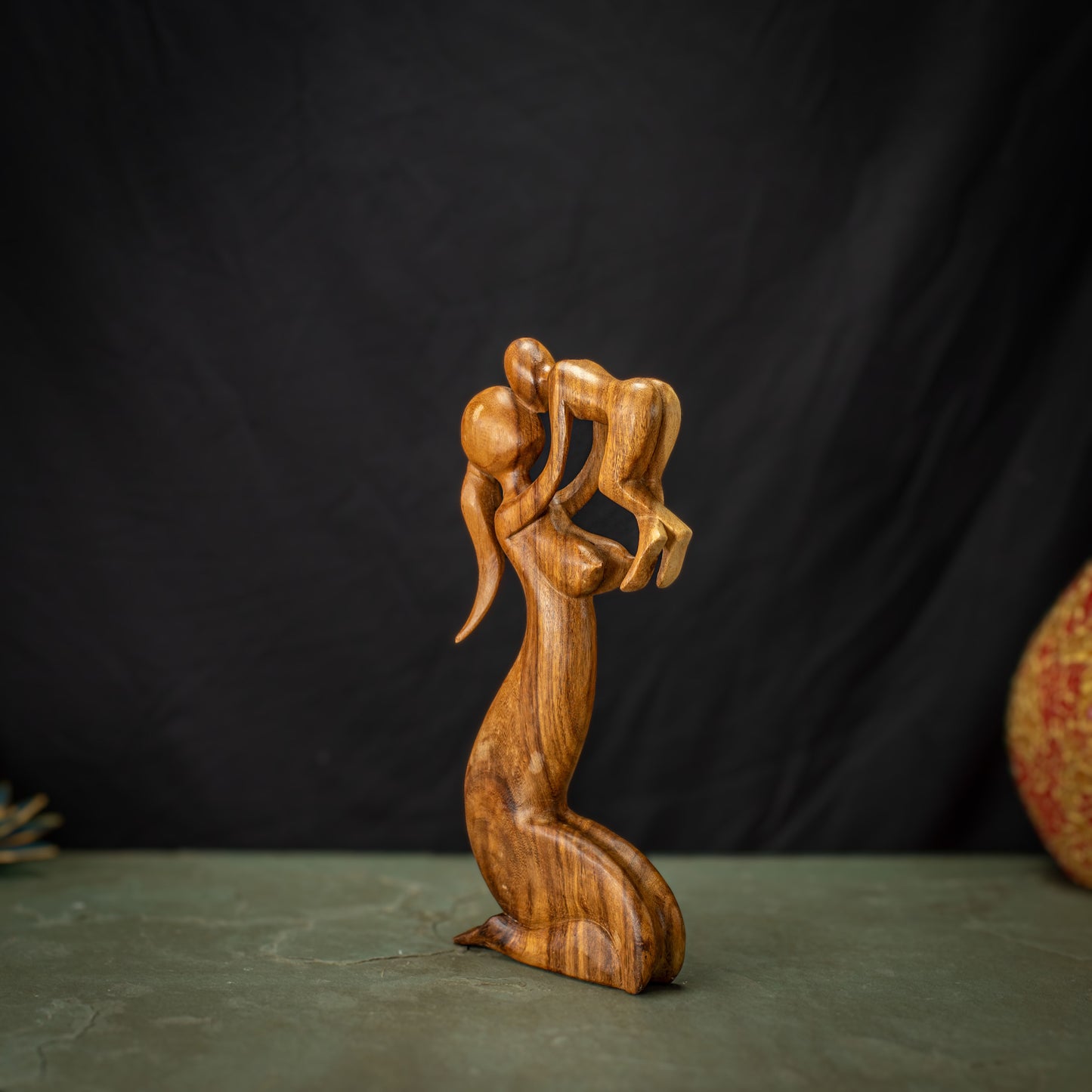 Hand Carved Wooden Mom/Bébé Sculpture