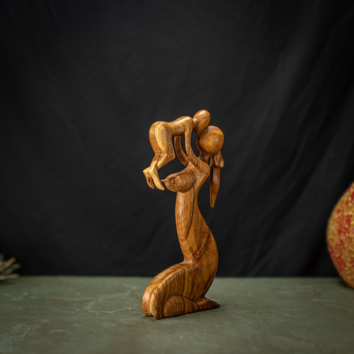 Hand Carved Wooden Mom/Bébé Sculpture
