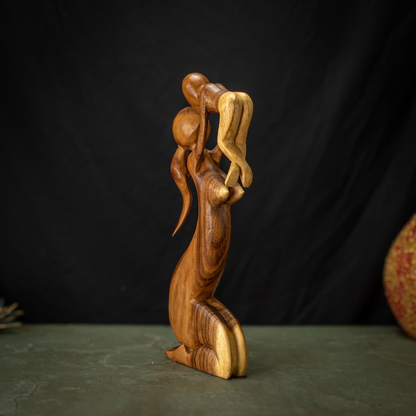 Hand Carved Wooden Mom/Bébé Sculpture
