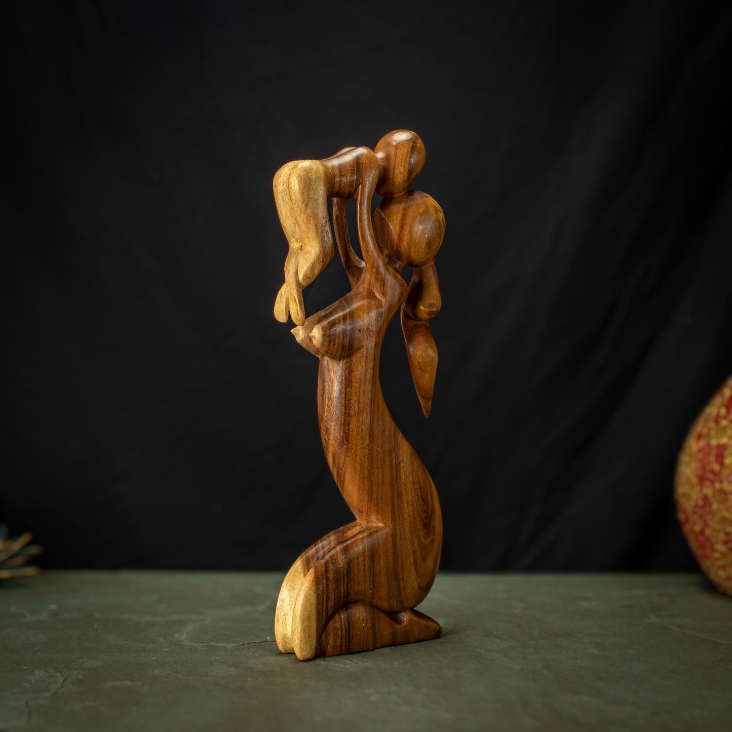 Hand Carved Wooden Mom/Bébé Sculpture