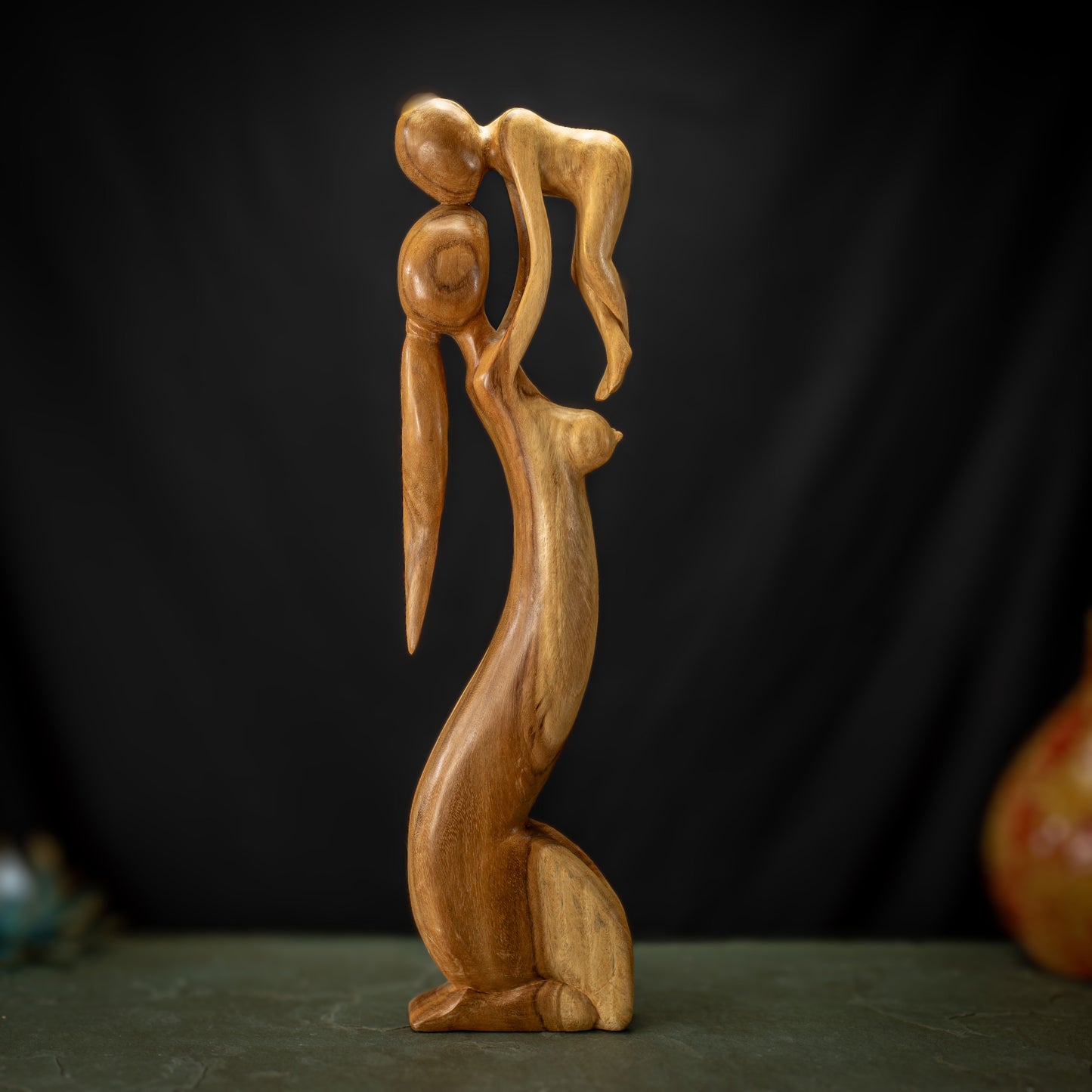 Hand Carved Wooden Mom/Bébé Sculpture