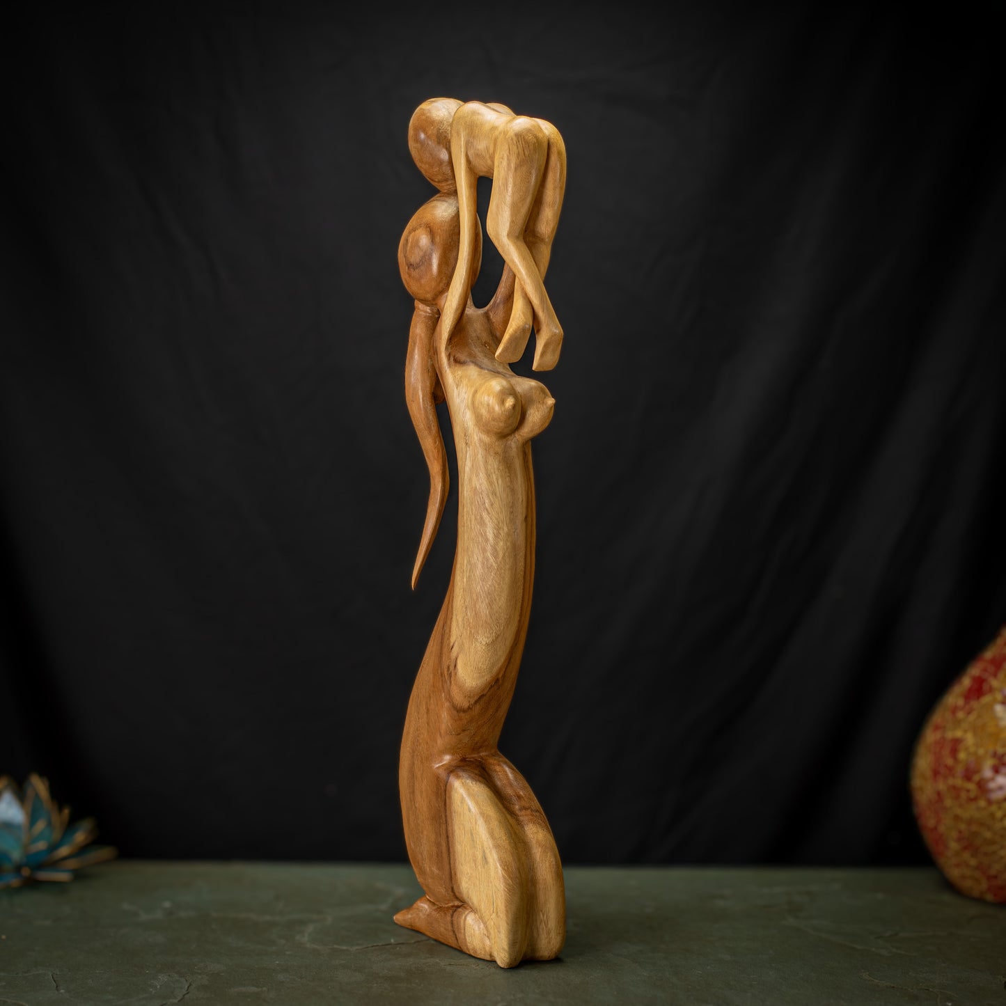 Hand Carved Wooden Mom/Bébé Sculpture