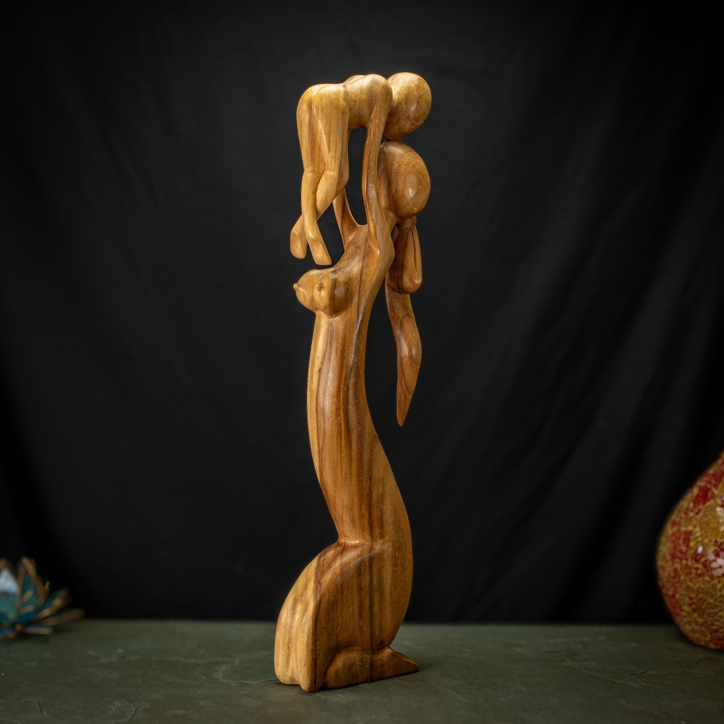 Hand Carved Wooden Mom/Bébé Sculpture