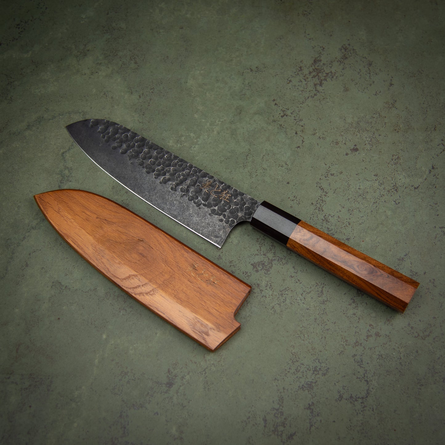 Couteau fait main en acier à haute teneur en carbone avec un manche en acajou et ébène