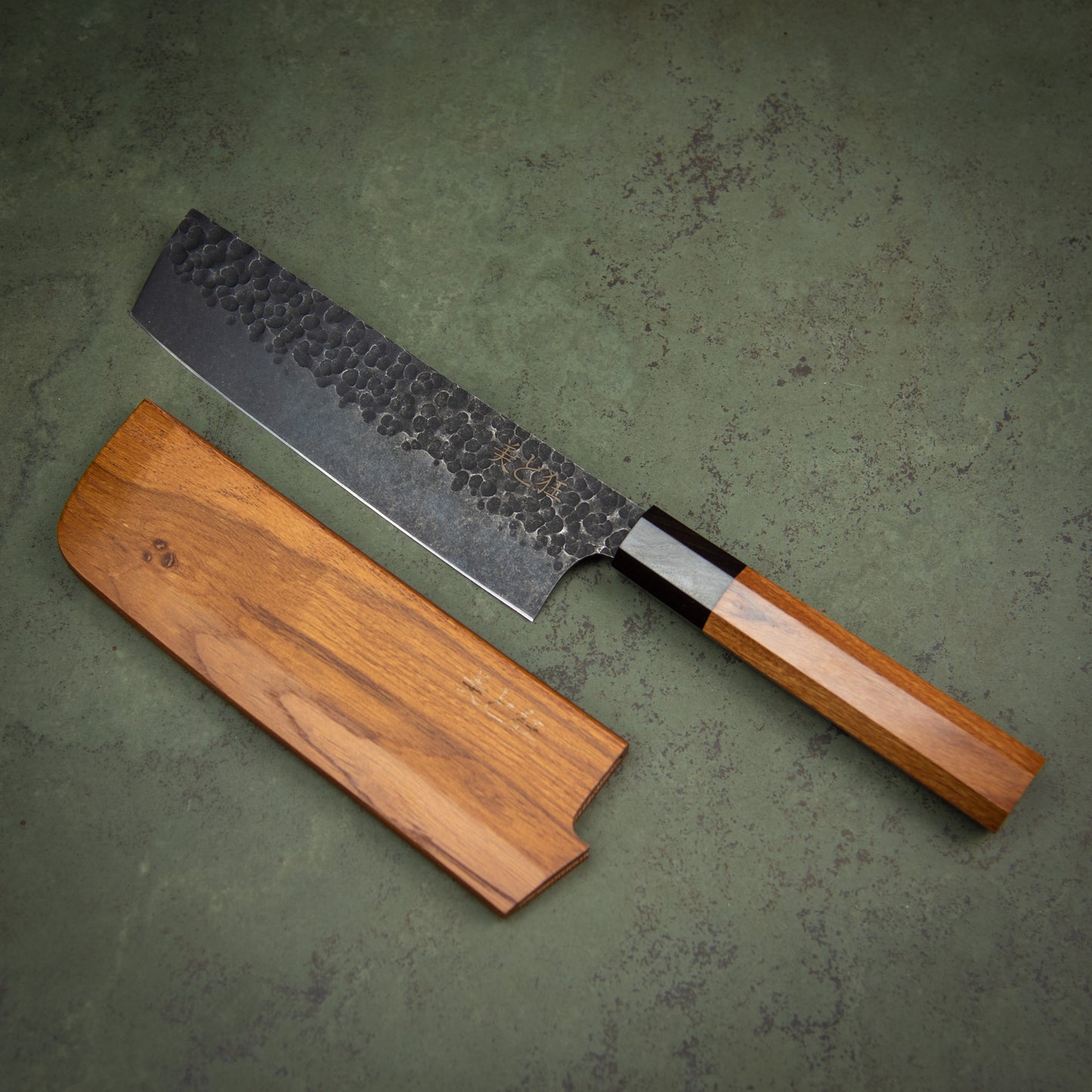 Couteau fait main en acier à haute teneur en carbone avec un manche en acajou et ébène