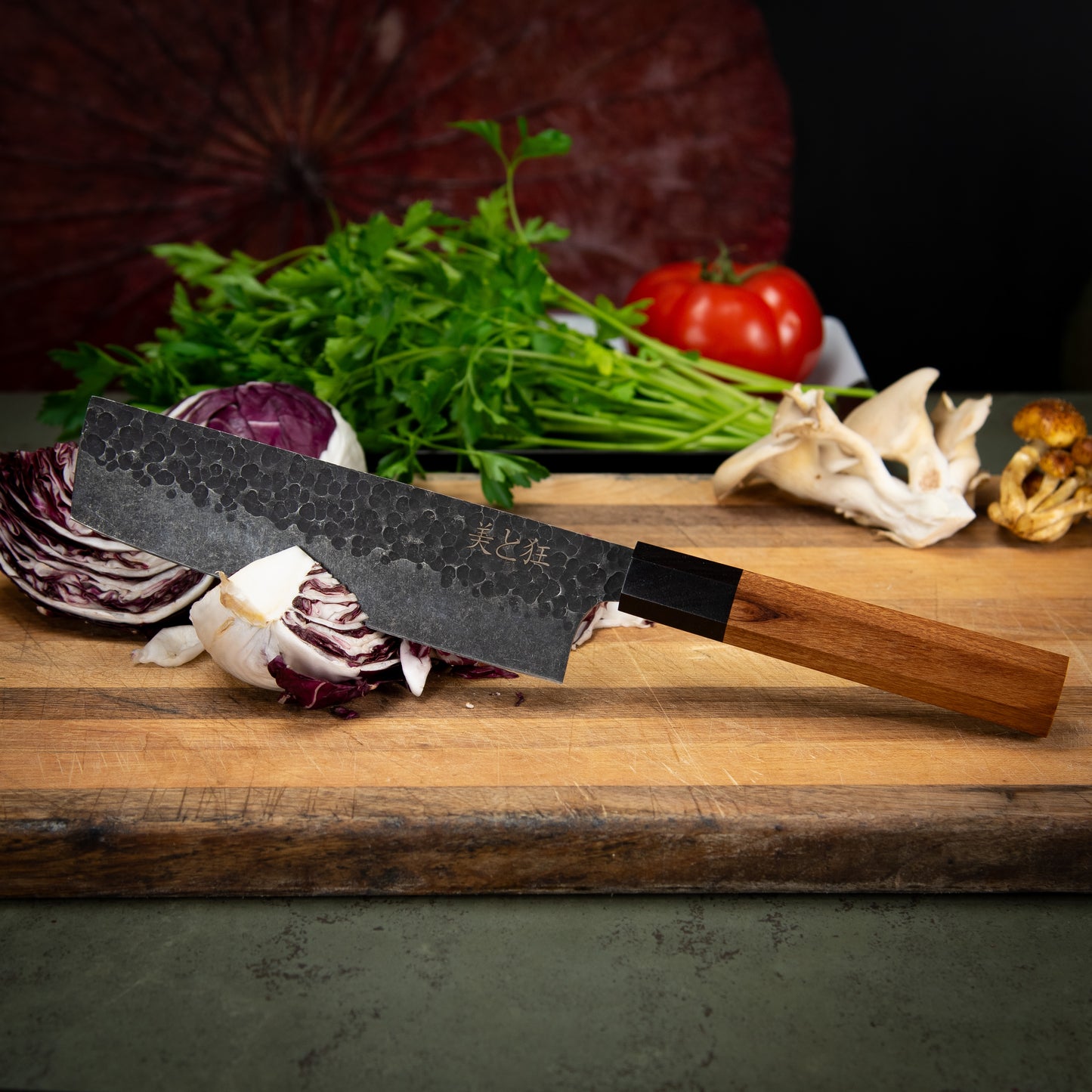 Couteau fait main en acier à haute teneur en carbone avec un manche en acajou et ébène