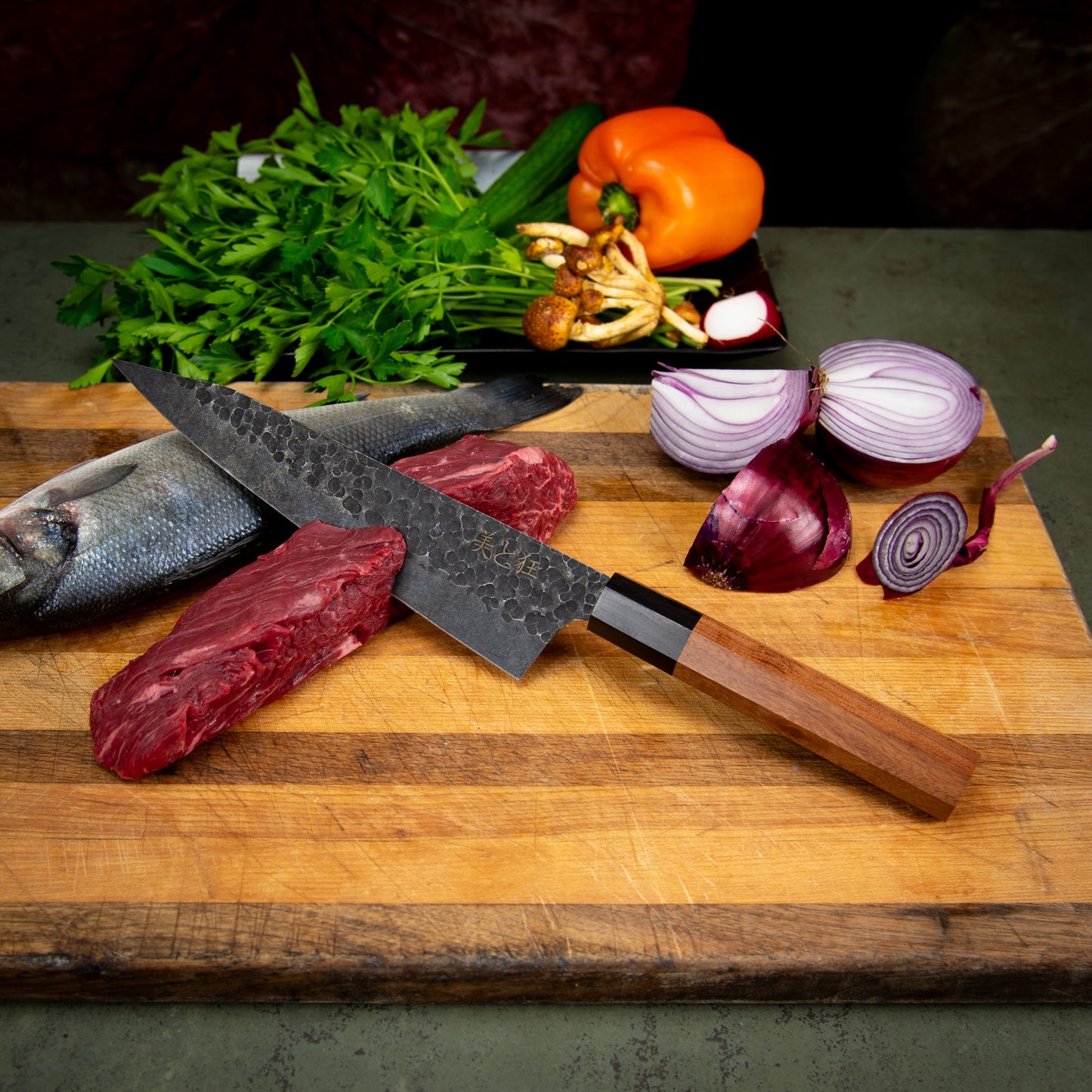 Couteau fait main en acier à haute teneur en carbone avec un manche en acajou et ébène