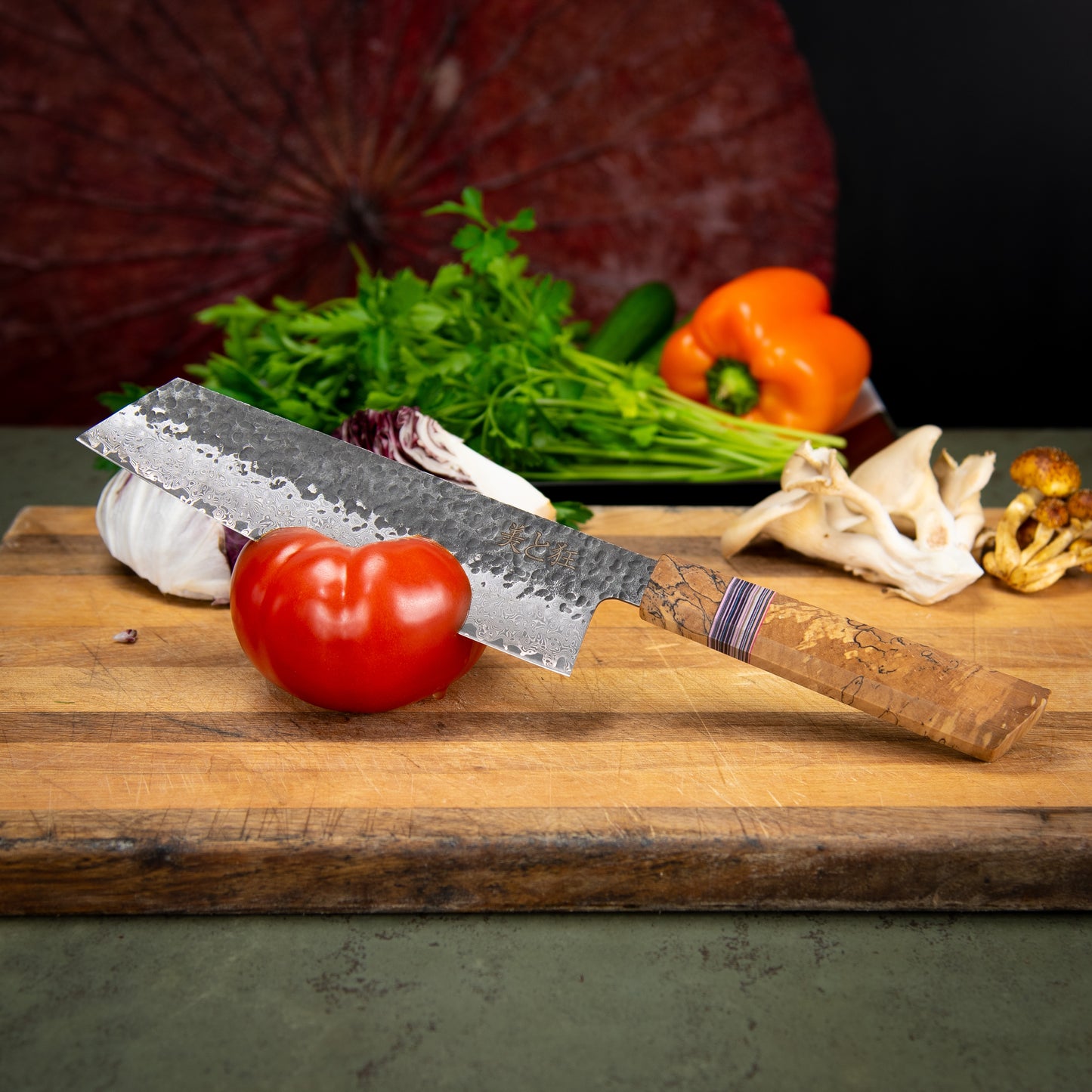 Couteau en acier Damas 67 couches fait main avec manche en érable échauffé