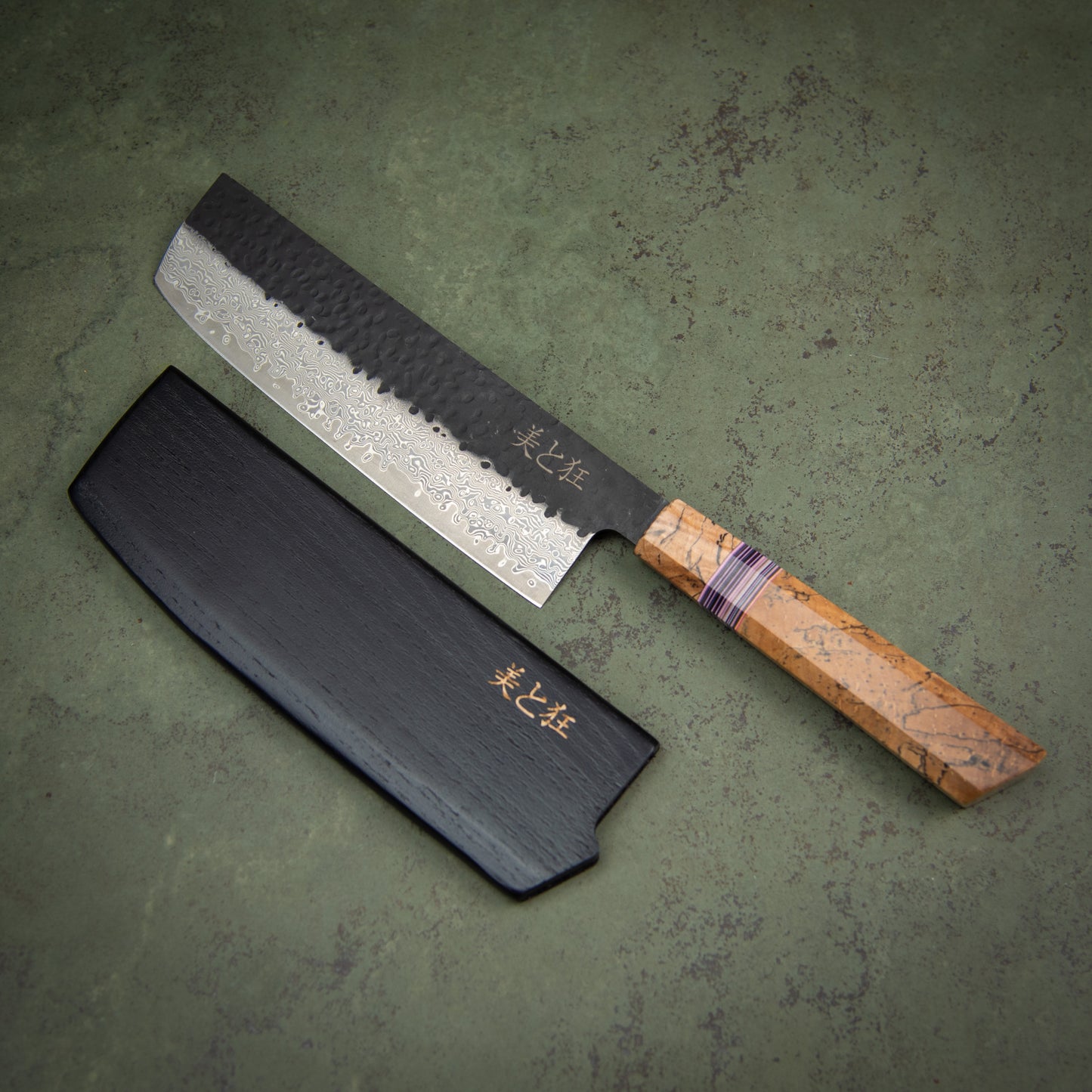 Couteau en acier Damas 67 couches fait main avec manche en érable échauffé