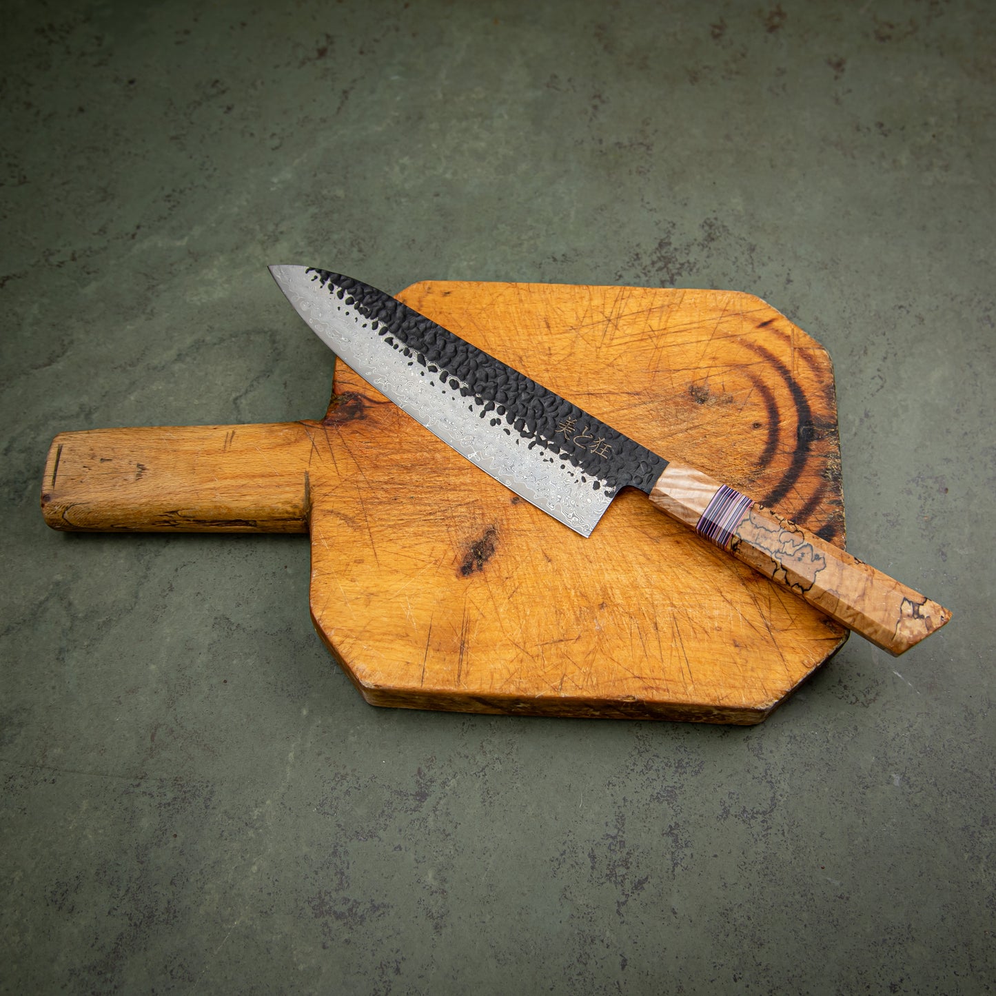 Couteau en acier Damas 67 couches fait main avec manche en érable échauffé