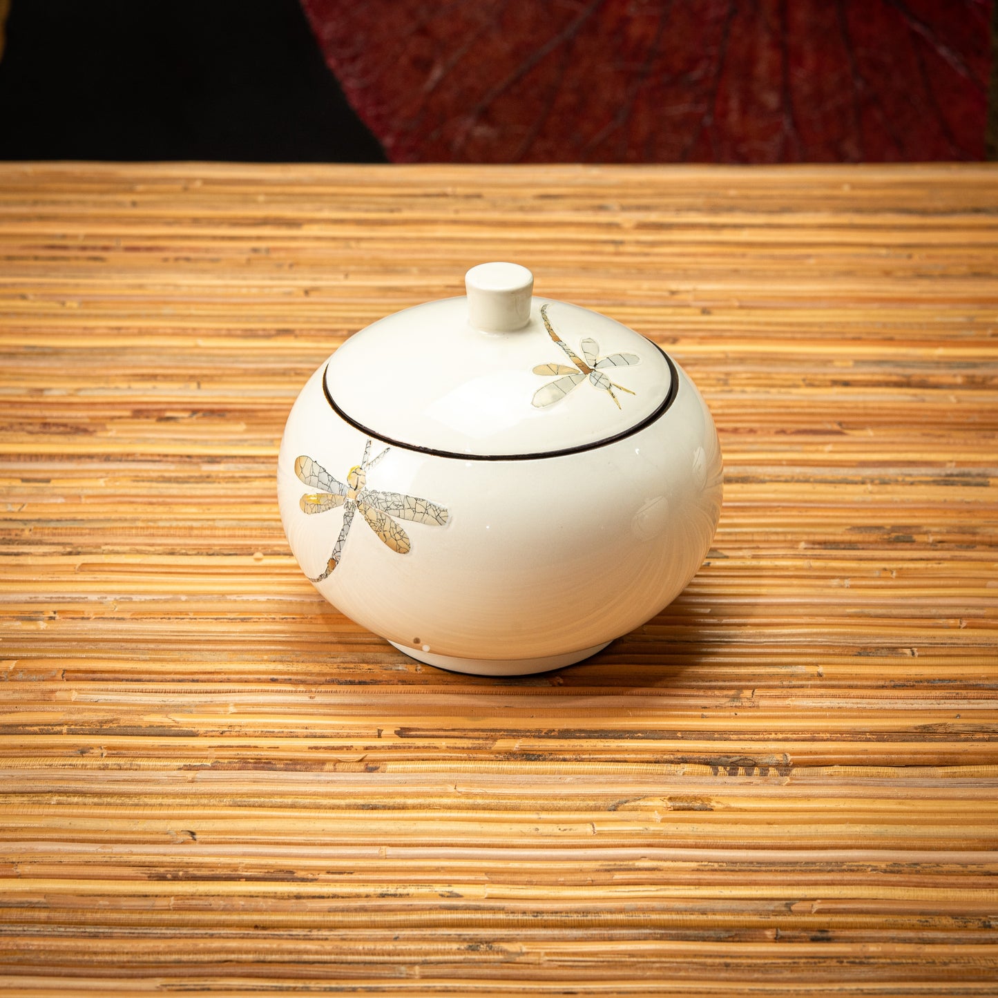 Dragonfly Design Lacquer Round Pot with Egg Shell