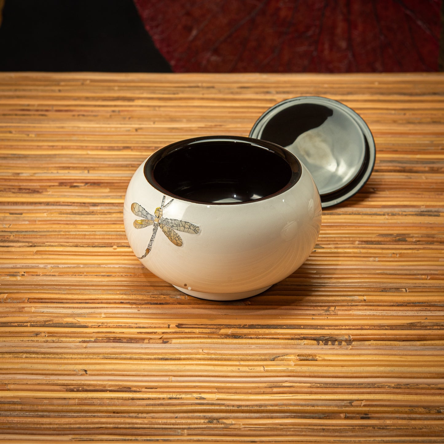 Dragonfly Design Lacquer Round Pot with Egg Shell
