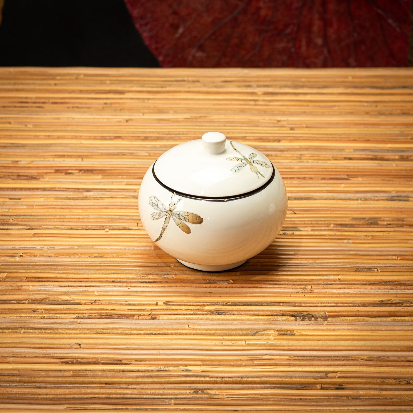Dragonfly Design Lacquer Round Pot with Egg Shell