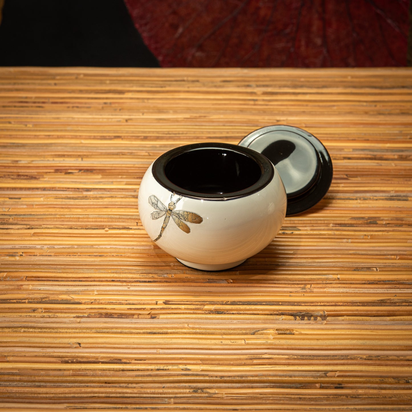 Dragonfly Design Lacquer Round Pot with Egg Shell