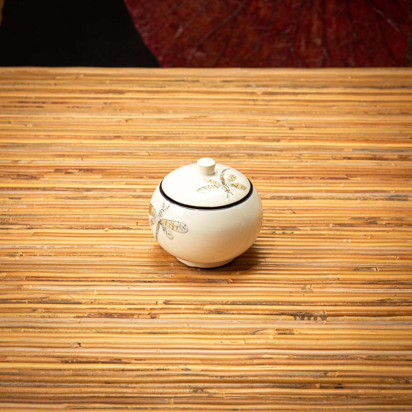Dragonfly Design Lacquer Round Pot with Egg Shell