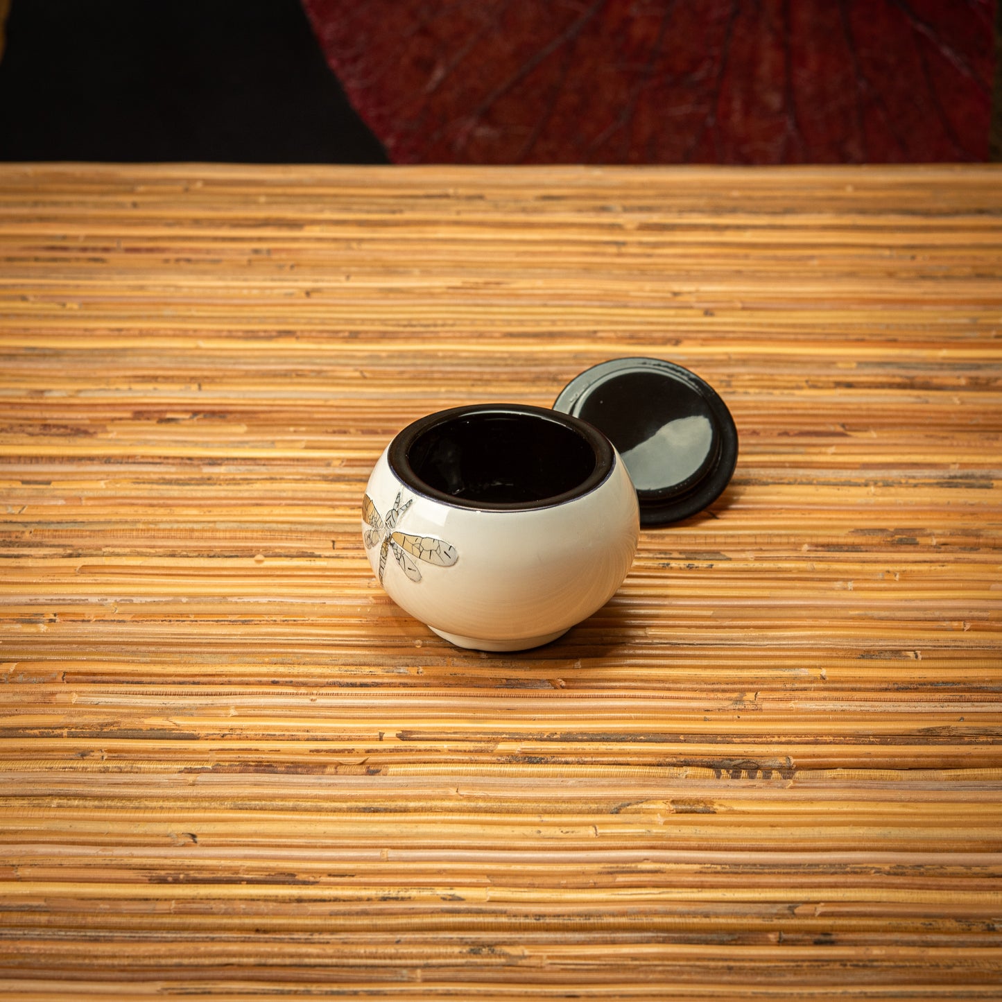 Dragonfly Design Lacquer Round Pot with Egg Shell