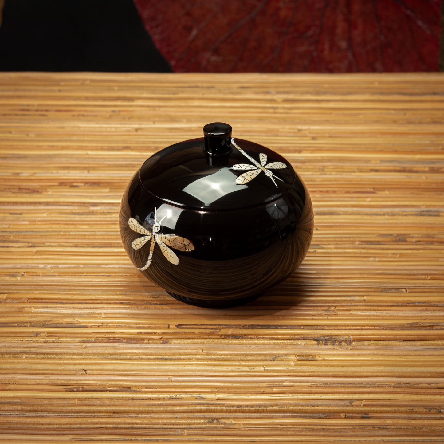 Dragonfly Design Lacquer Round Pot with Egg Shell