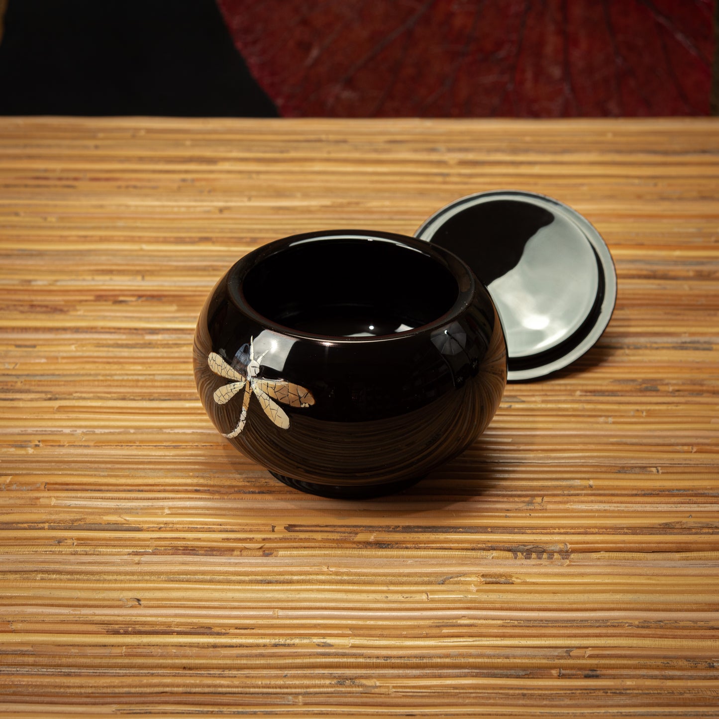 Dragonfly Design Lacquer Round Pot with Egg Shell